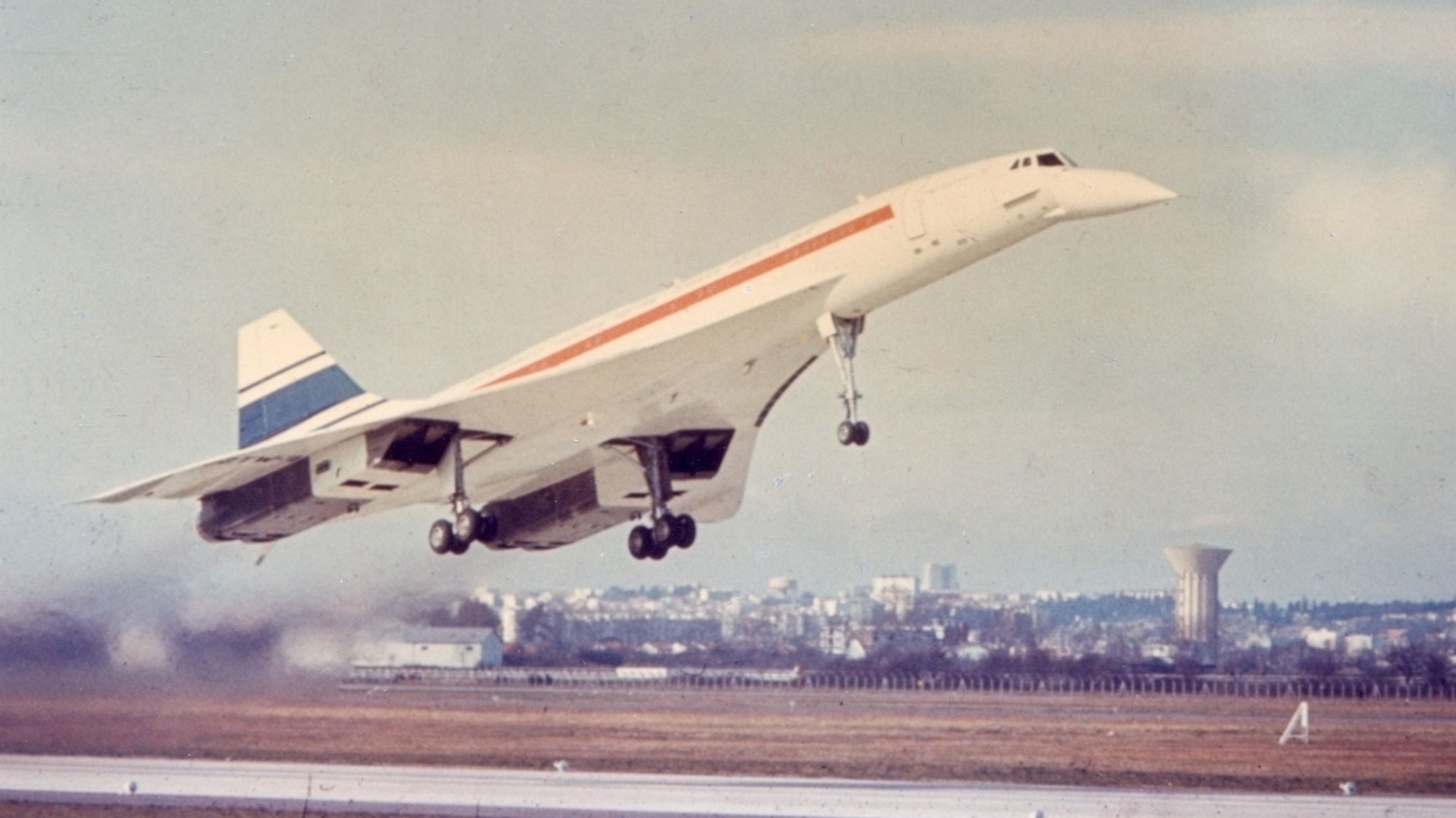 découvrez l'histoire fascinante du concorde, l'avion supersonique emblématique qui a révolutionné le transport aérien. plongez dans son design exceptionnel, ses performances inégalées et son impact sur l'aviation moderne.