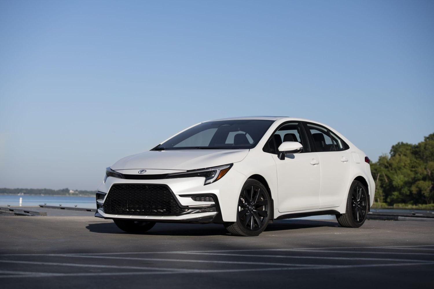 découvrez la toyota corolla, symbole d'élégance et de fiabilité. avec son design moderne, ses technologies avancées et son confort inégalé, la corolla offre une expérience de conduite optimale. parfaite pour la ville comme pour les longues distances, elle allie performance et économie de carburant. explorez les caractéristiques qui font de la corolla un choix incontournable.