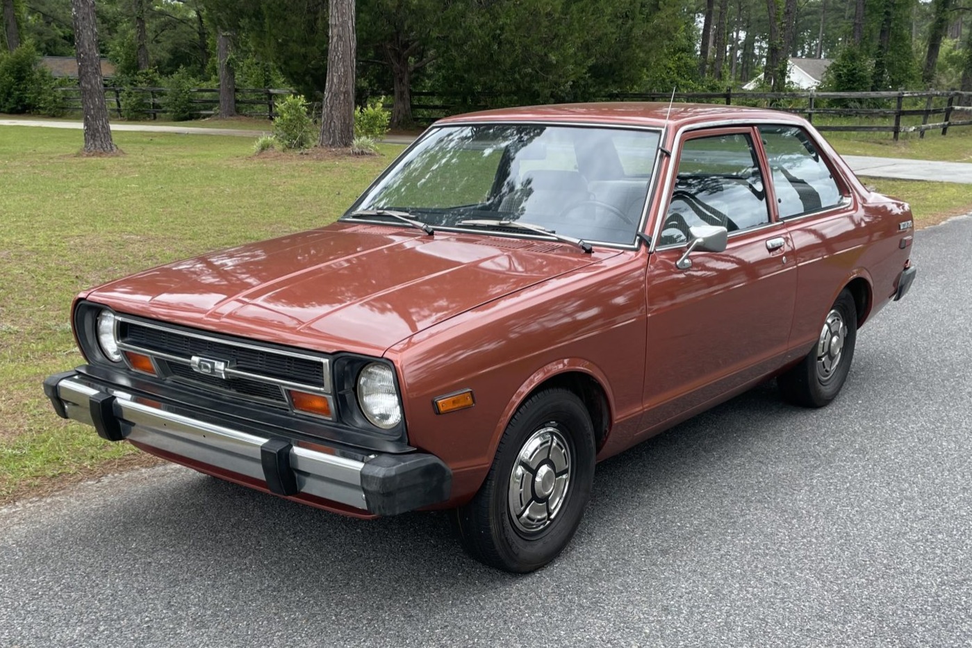 découvrez la datsun 210, une voiture emblématique des années 60 et 70, alliant design classique et performance. explorez ses caractéristiques uniques, son histoire riche et son attrait pour les passionnés d'automobiles.