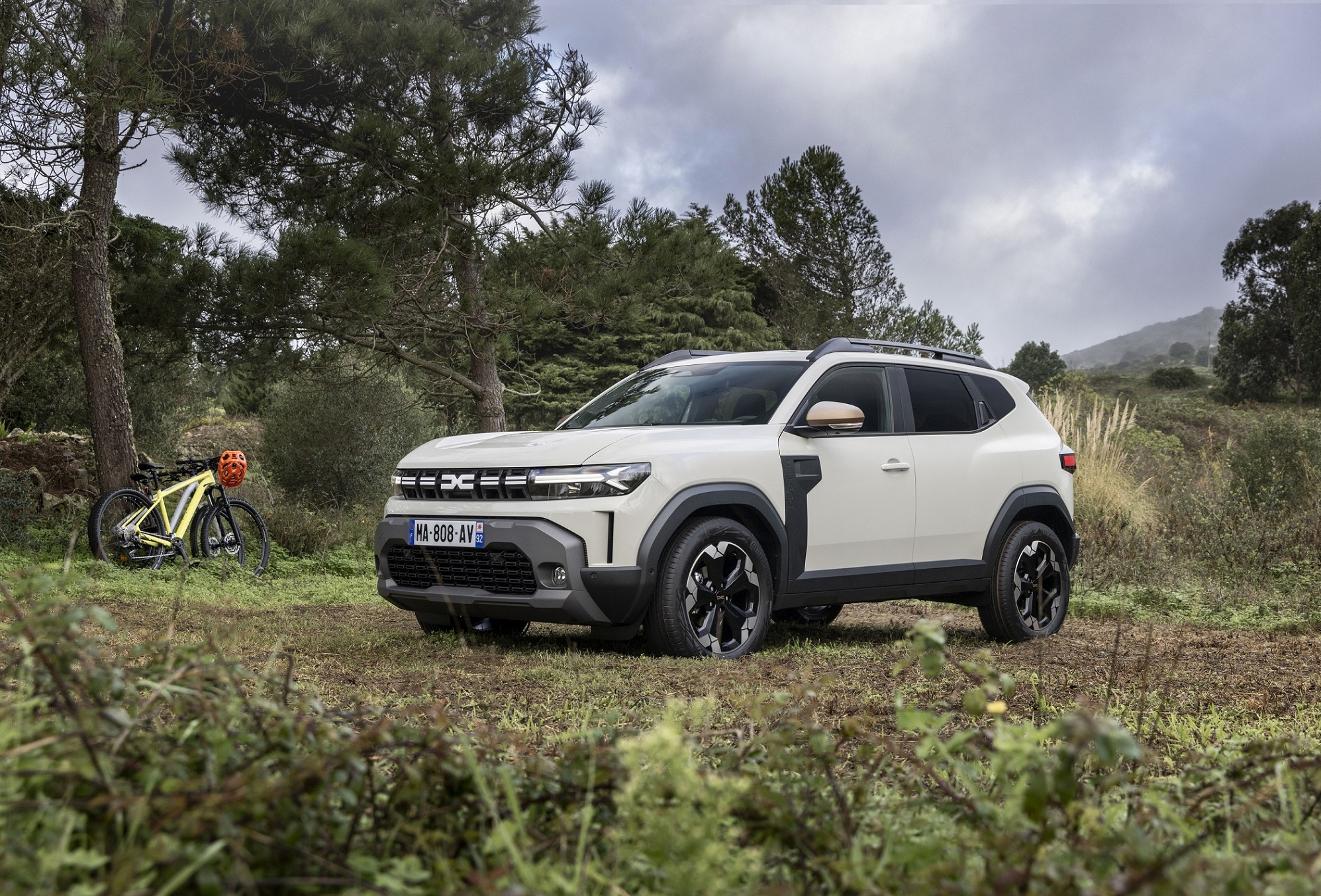 découvrez le duster, le suv polyvalent alliant robustesse et confort. idéal pour les aventures en plein air comme pour les trajets quotidiens, il vous offre un espace généreux, des technologies modernes et un design agréable. explorez de nouvelles routes avec le duster !
