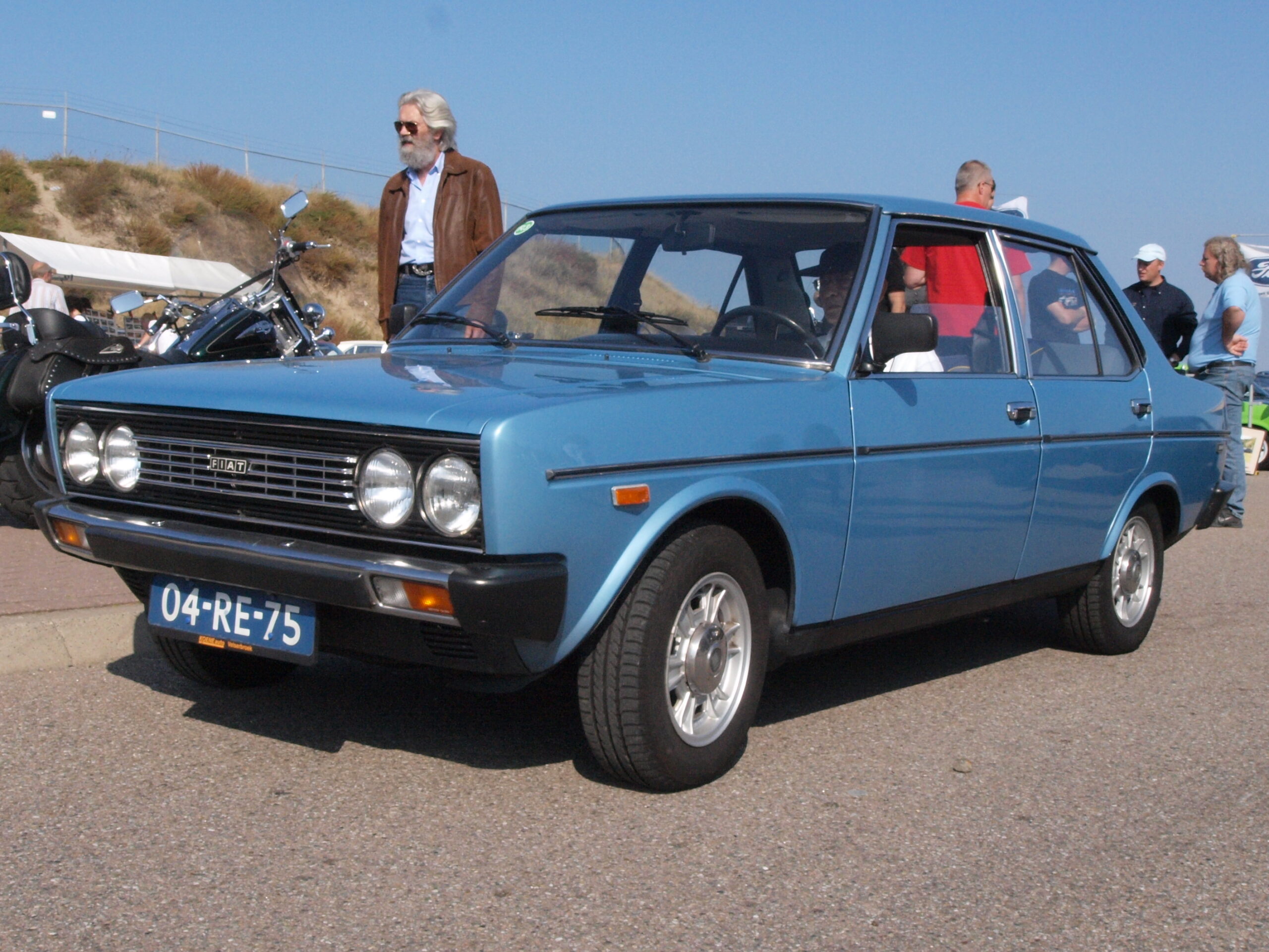 découvrez la fiat 131, une berline emblématique des années 70, alliant style, confort et performance. explorez son histoire, ses caractéristiques techniques et son impact sur le monde automobile. idéale pour les passionnés de voitures classiques.