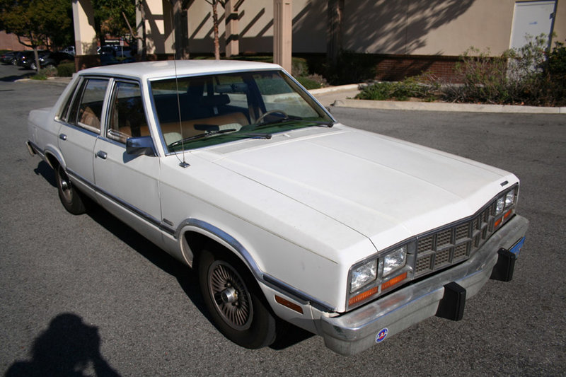 découvrez la ford fairmont, une berline emblématique des années 70 et 80 alliant performance et confort. explorez son design classique, ses caractéristiques innovantes et son héritage dans l'histoire de l'automobile.