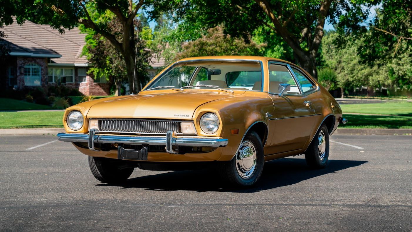 découvrez le ford pinto, une voiture emblématique des années 70, alliant design compact et performances. explorez son histoire, ses caractéristiques techniques et son impact culturel dans le monde automobile.