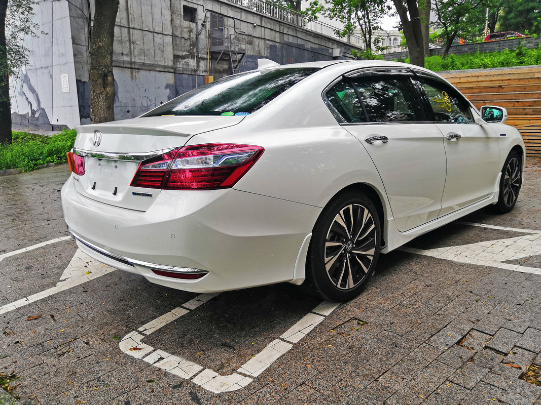 découvrez la honda accord, une berline emblématique alliant élégance, confort et performance. explorez son design raffiné, ses technologies avancées et son habitabilité spacieuse, idéale pour tous vos trajets.