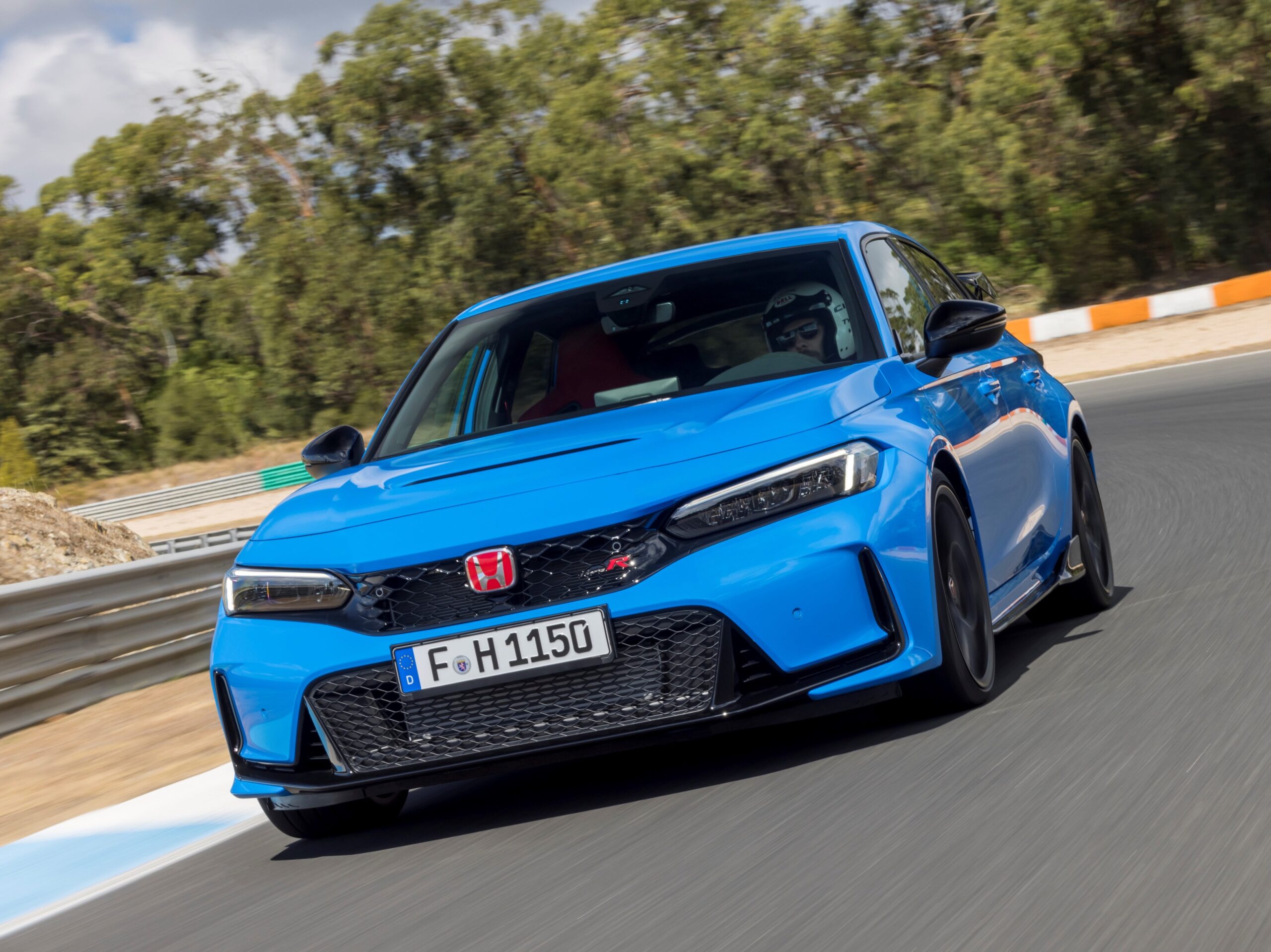 découvrez la honda civic, une berline emblématique alliant performance, confort et technologie avancée. explorez ses caractéristiques innovantes, son design élégant et son efficacité énergétique qui en font un choix idéal pour les conducteurs modernes.