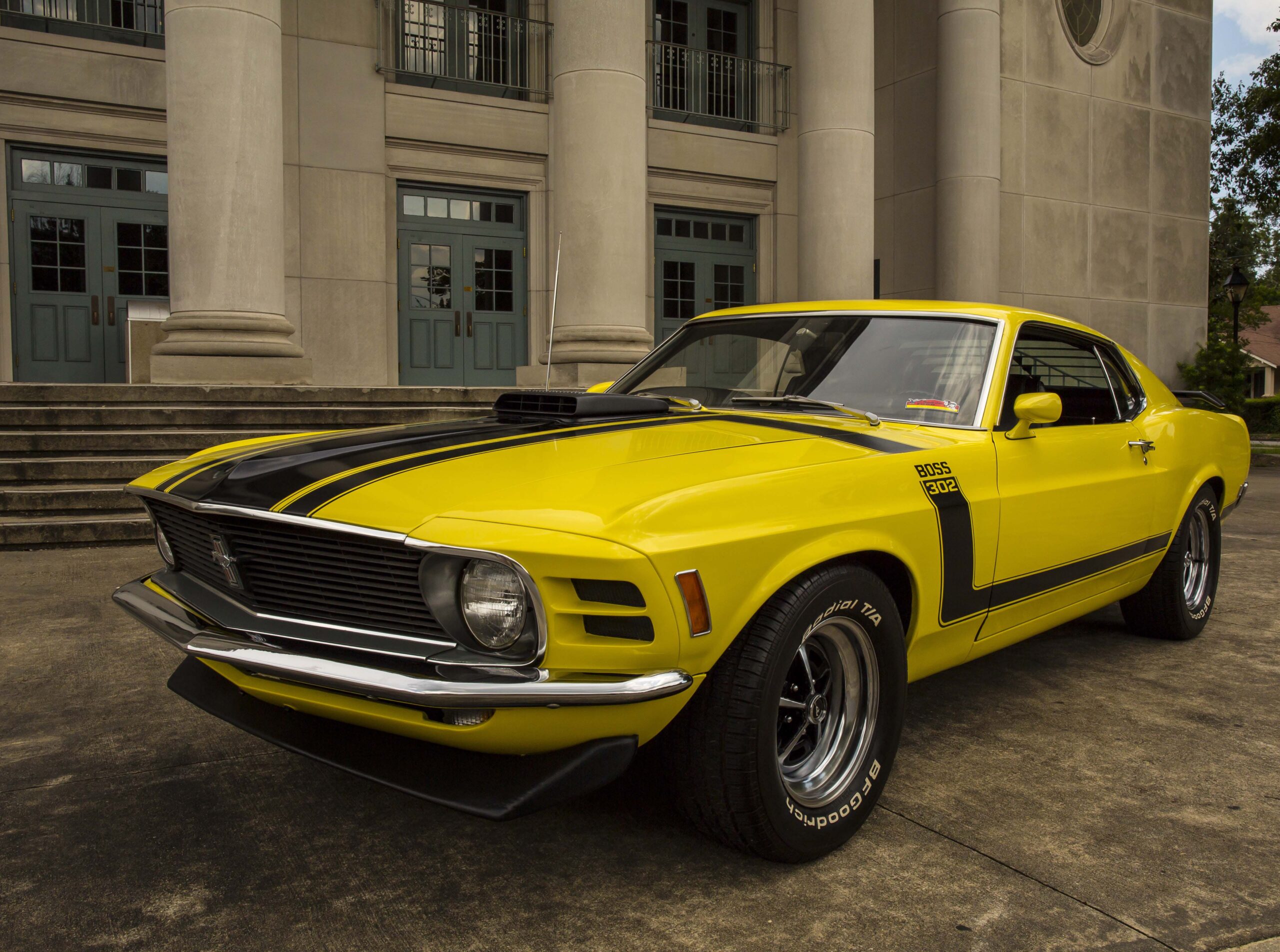 découvrez la mustang boss 302, une légende de l'automobile américaine alliant puissance, performance et design emblématique. plongez dans l'histoire de ce modèle icône qui a marqué l'univers des muscle cars avec son moteur robuste et son allure sportive. profitez d'une expérience de conduite inégalée sur route ou circuit.