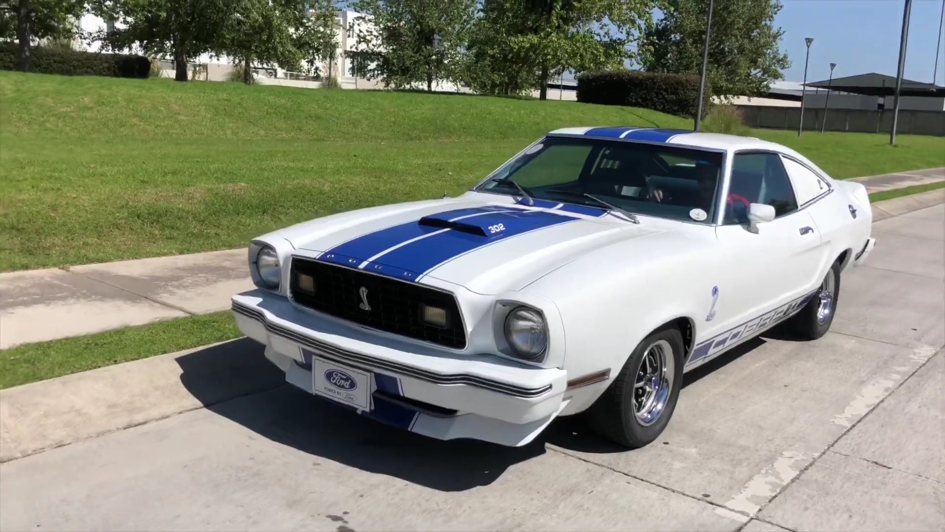 découvrez l'univers légendaire de la mustang cobra, une voiture emblématique alliant puissance et style. plongez dans ses caractéristiques techniques impressionnantes, son design audacieux et son héritage dans le monde de l'automobile. parfait pour les passionnés de performance et d'adrénaline.