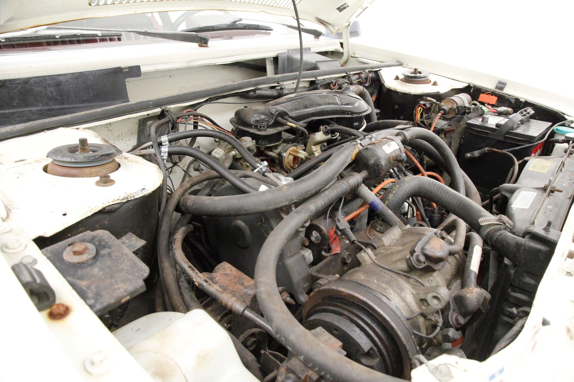 découvrez la plymouth horizon, une voiture emblématique des années 80, alliant style, confort et performance. explorez son design unique et savourez une expérience de conduite inoubliable.