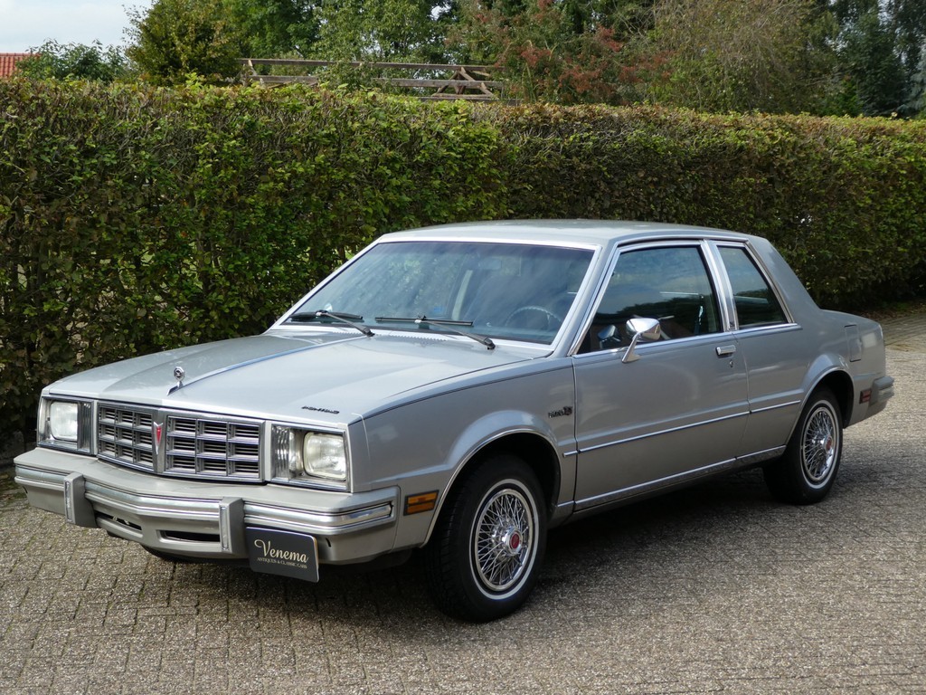 découvrez le pontiac phoenix, une berline emblématique alliant style, performances et confort. plongez dans l'histoire de ce véhicule légendaire et explorez ses caractéristiques uniques qui en font une voiture prisée des passionnés d'automobile.