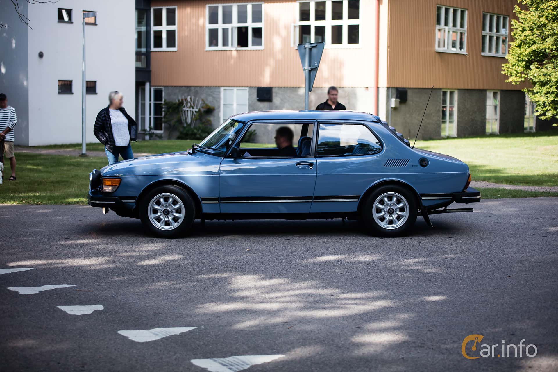 découvrez la saab 99, une voiture emblématique des années 70 et 80 alliant design suédois unique, performance solide et innovations techniques. explorez son histoire, ses caractéristiques et pourquoi elle reste une icône pour les passionnés d'automobile.