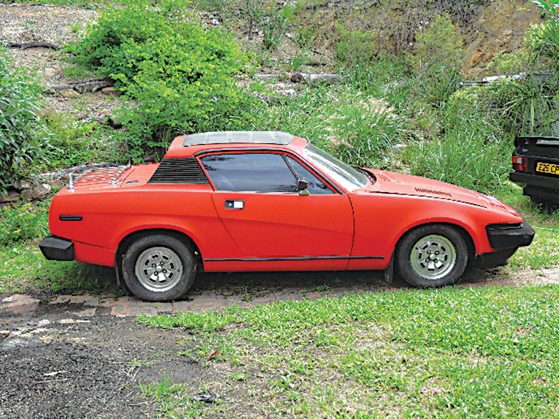 découvrez la triumph tr7, une icône des années 70 alliant design audacieux et performances remarquables. explorez son héritage, ses caractéristiques techniques et son influence dans le monde de l'automobile.