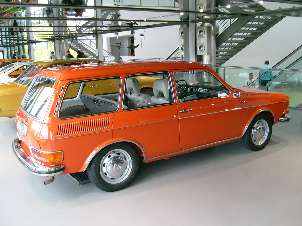 découvrez la volkswagen 411, une berline emblématique des années 1970 qui allie design innovant et performance. apprenez-en plus sur son histoire, ses caractéristiques techniques et son impact sur l'industrie automobile.
