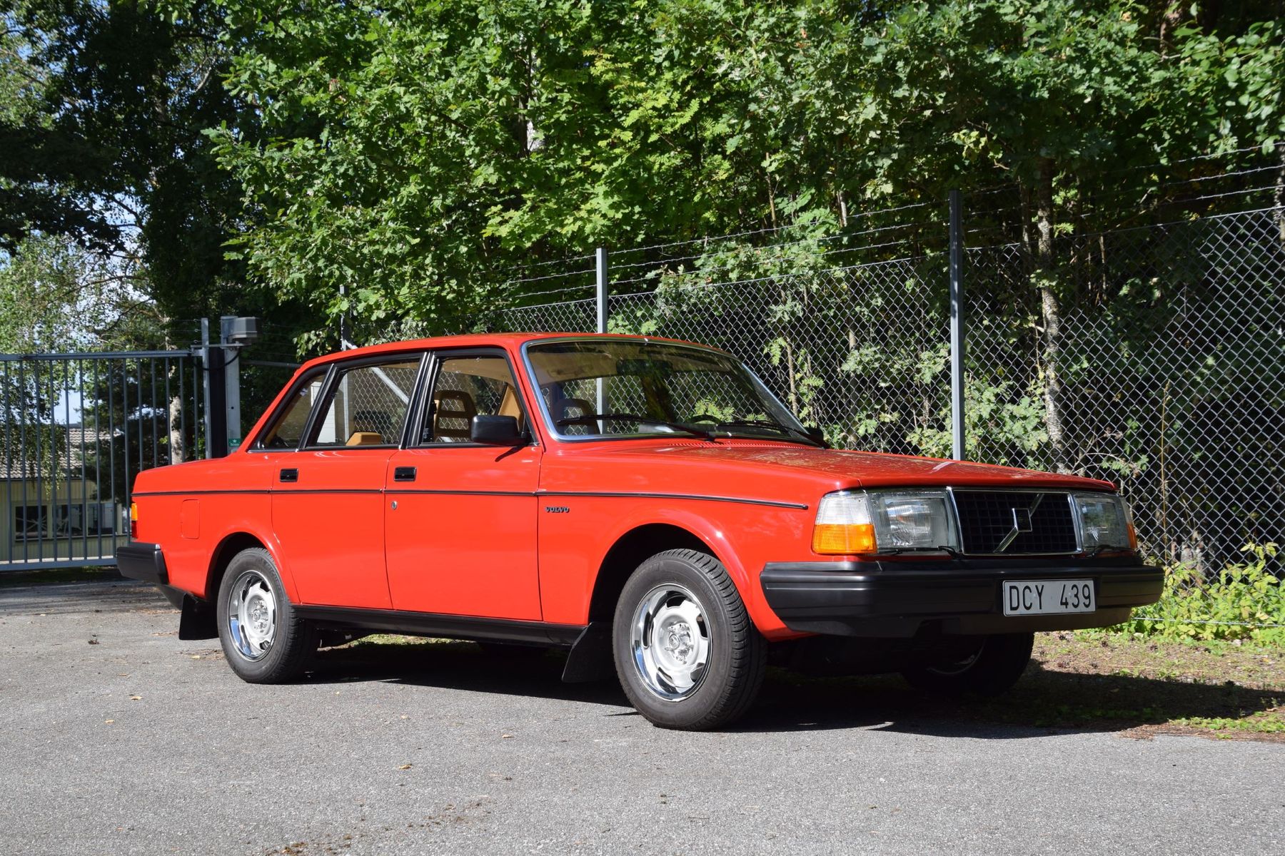 découvrez la volvo 244dl, une berline classique alliant élégance, confort et performance. équipez-vous pour des trajets inoubliables avec ce modèle emblématique, réputé pour sa robustesse et son design intemporel. plongez dans l'univers de la conduite suédoise avec la 244dl.